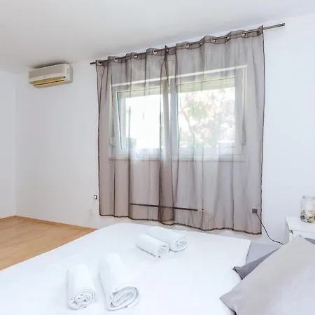 2 Bedroom Cozy In Apartment Smrika