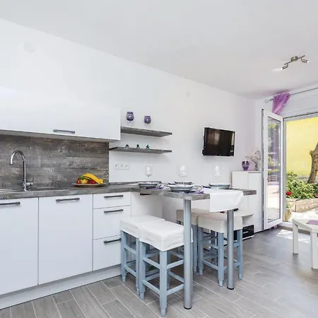 2 Bedroom Cozy In