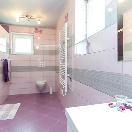 2 Bedroom Lovely In Šmrika
