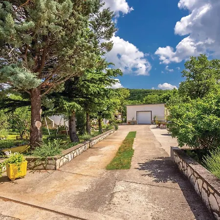2 Bedroom Lovely In Šmrika