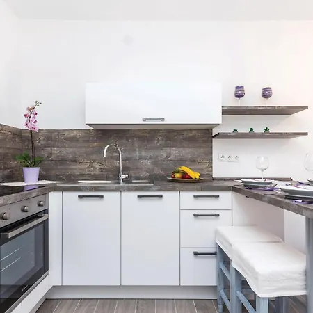 2 Bedroom Cozy In *