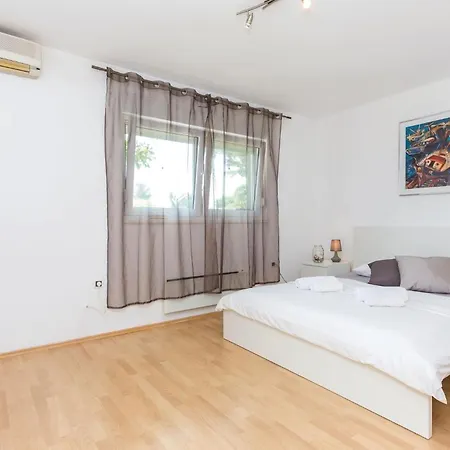 2 Bedroom Lovely In * Šmrika