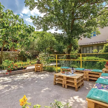 2 Bedroom Cozy In Appartement