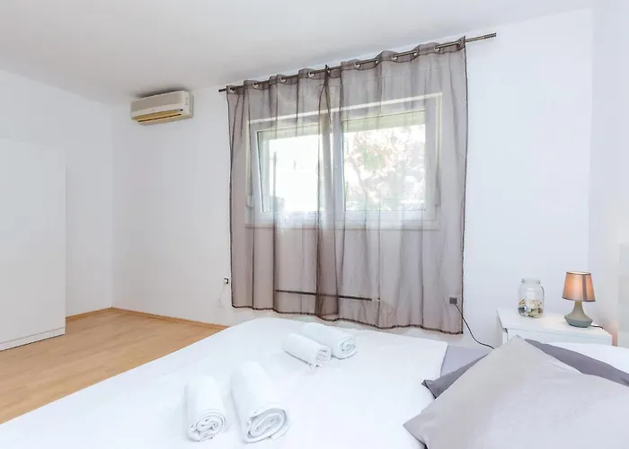 2 Bedroom Cozy In Apartment Smrika