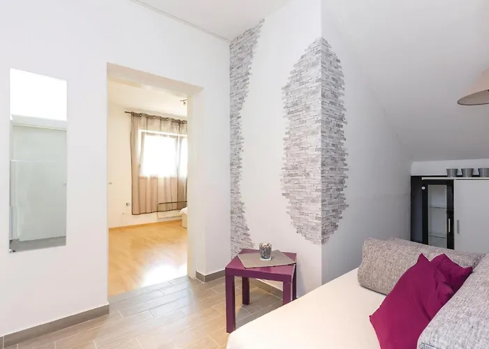 2 Bedroom Cozy In Apartment
