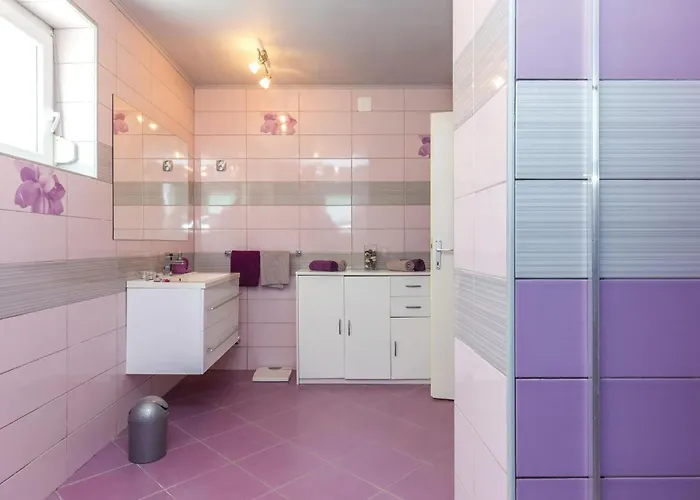 Apartment 2 Bedroom Cozy In