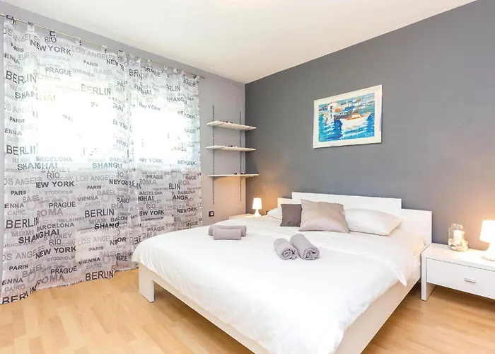 2 Bedroom Cozy In Apartment